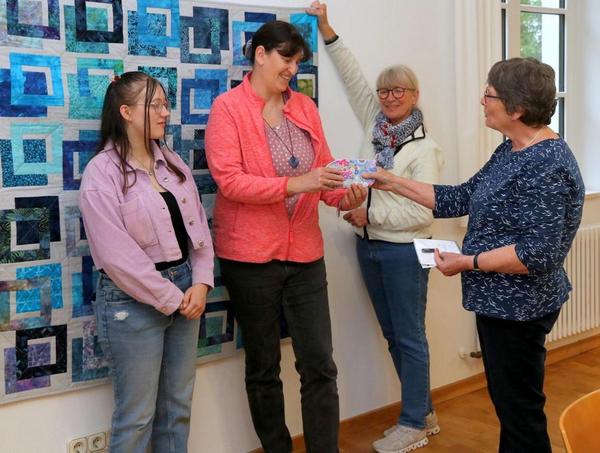 Mit Quilts in Herzogenaurach 2000 Euro Spenden gesammelt Mit Quilts in Herzogenaurach 2000 Euro Spenden gesammelt