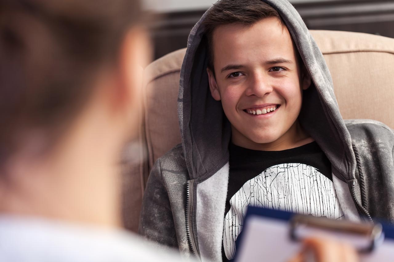 Ein Psychologe redet mit einem Jungen.