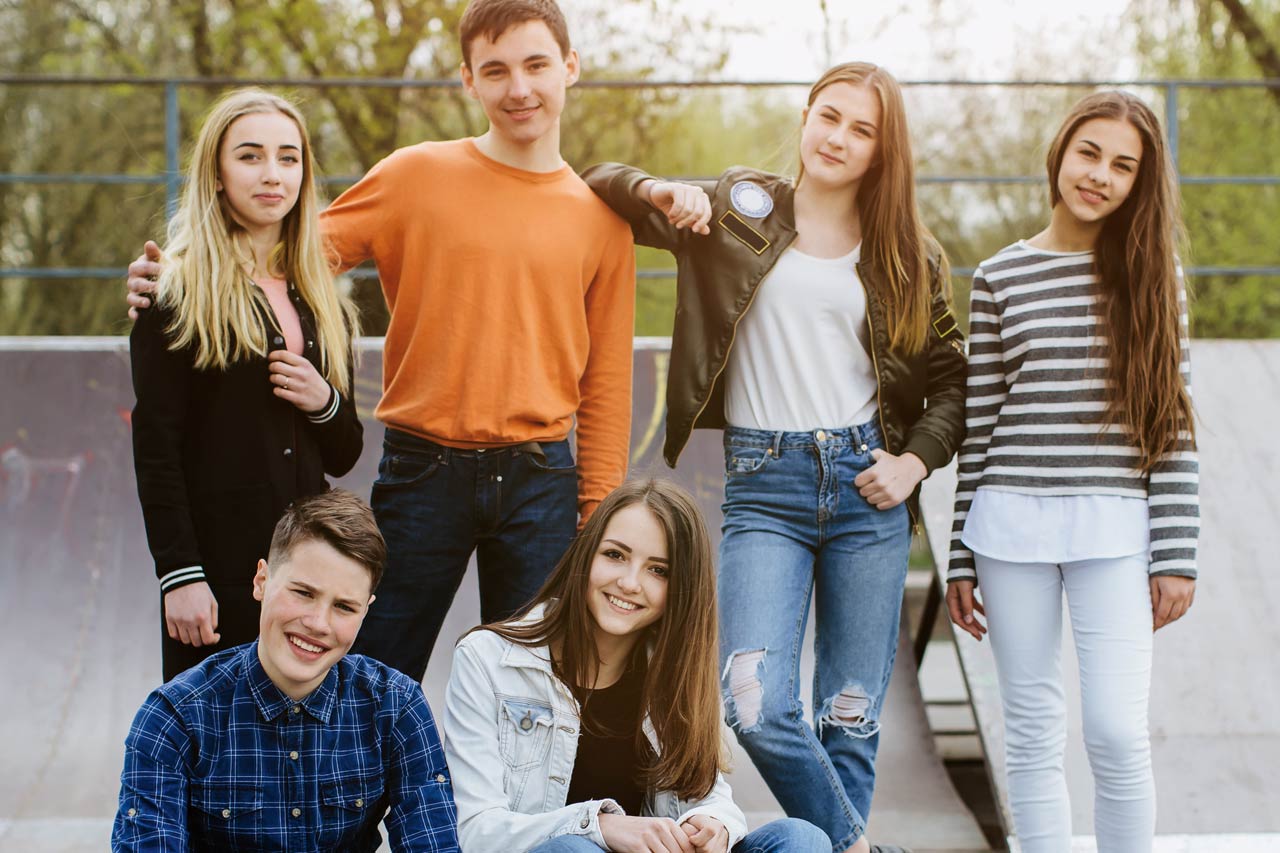 Gruppenfoto von Jugendlichen auf dem Pausenhof.