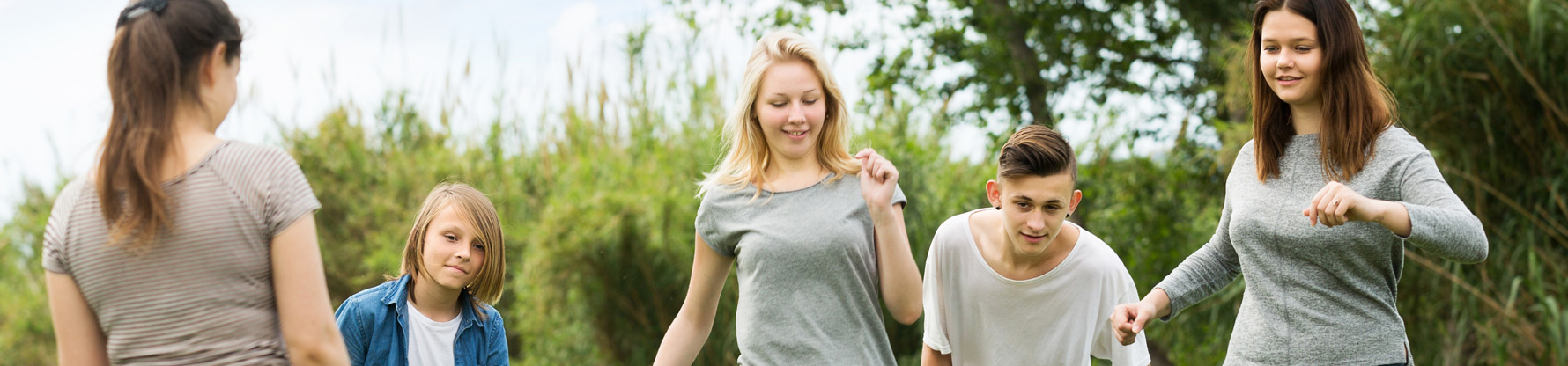 Eine Gruppe Jugendlicher spielt Ball im Freien